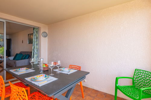 Foto 14 - Apartment mit 1 Schlafzimmer in Sainte-Maxime mit schwimmbad und garten
