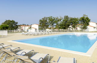 Foto 1 - Casa de 2 quartos em Talmont-Saint-Hilaire com piscina e vistas do mar