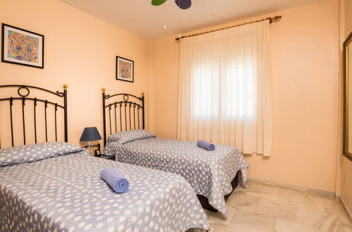 Photo 16 - 2 bedroom Apartment in Torremolinos with swimming pool and sea view