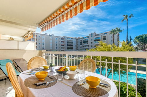 Foto 1 - Apartamento de 1 habitación en Saint-Raphaël con piscina y vistas al mar