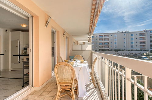 Photo 9 - 1 bedroom Apartment in Saint-Raphaël with terrace and sea view