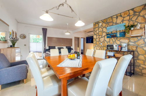 Foto 15 - Casa de 4 quartos em Dobrinj com piscina privada e terraço