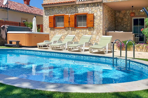 Foto 21 - Casa con 4 camere da letto a Dobrinj con piscina privata e vista mare