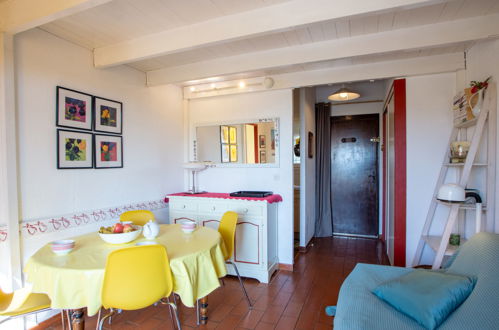 Foto 7 - Apartamento de 1 habitación en Le Lavandou con piscina y vistas al mar