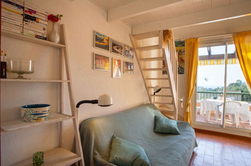 Foto 9 - Apartment mit 1 Schlafzimmer in Le Lavandou mit schwimmbad und blick aufs meer