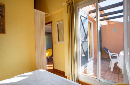 Foto 13 - Appartamento con 1 camera da letto a Le Lavandou con piscina e vista mare