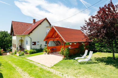 Photo 3 - Maison de 2 chambres à Badacsonytomaj avec piscine privée et jardin