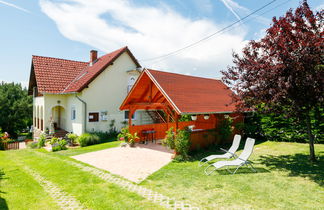 Photo 3 - Maison de 2 chambres à Badacsonytomaj avec piscine privée et jardin