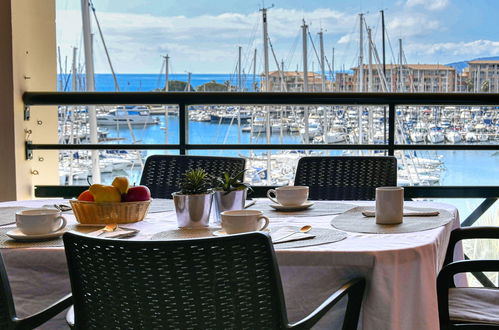 Foto 1 - Appartamento con 2 camere da letto a Fréjus con terrazza e vista mare