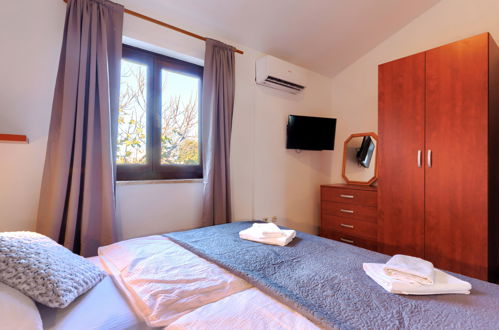 Foto 26 - Casa con 2 camere da letto a Poreč con piscina privata e vista mare