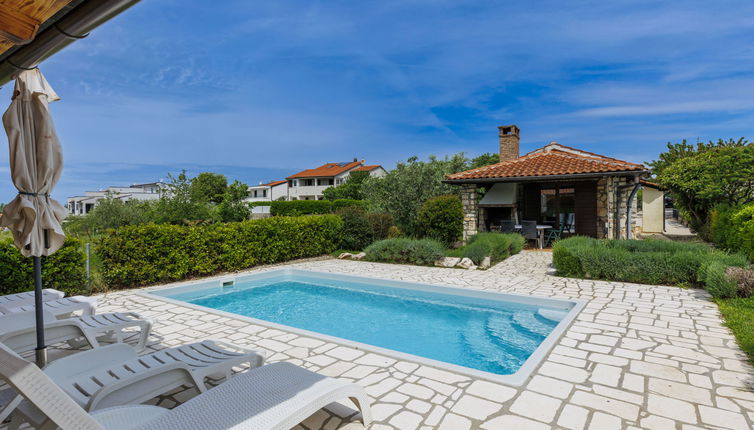 Foto 1 - Casa de 2 quartos em Poreč com piscina privada e jardim