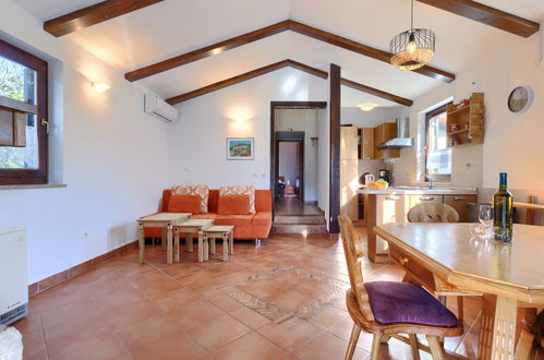 Photo 10 - 2 bedroom House in Poreč with private pool and garden