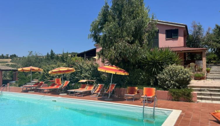 Foto 1 - Apartamento de 4 habitaciones en Città Sant'Angelo con piscina y vistas al mar