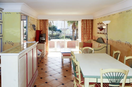 Foto 6 - Appartamento con 2 camere da letto a Sainte-Maxime con piscina e vista mare