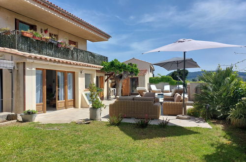 Foto 1 - Appartamento con 3 camere da letto a Saint-Cyr-sur-Mer con piscina privata e giardino