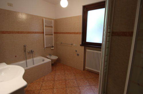 Photo 23 - 4 bedroom Apartment in Brezzo di Bedero with terrace and mountain view