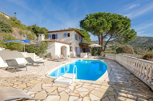 Foto 1 - Casa de 4 habitaciones en Roquebrune-sur-Argens con piscina privada y vistas al mar