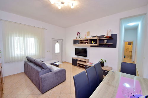 Photo 9 - 3 bedroom House in Bol with private pool and garden