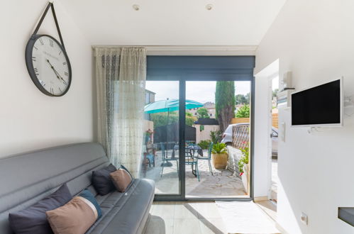 Foto 4 - Appartamento con 1 camera da letto a Saint-Raphaël con terrazza e vista mare