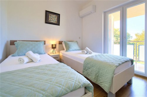 Foto 19 - Casa con 2 camere da letto a Krk con terrazza e vista mare