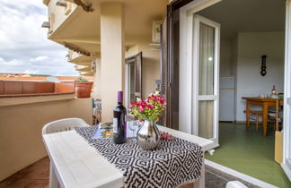 Photo 2 - Appartement de 2 chambres à Golfo Aranci avec piscine et vues à la mer