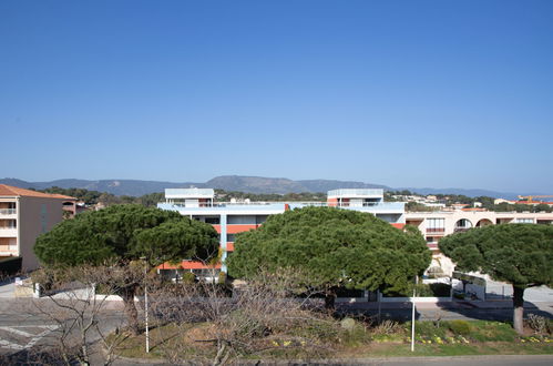 Foto 4 - Apartamento de 1 habitación en Bormes-les-Mimosas con vistas al mar