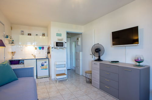 Foto 8 - Appartamento con 1 camera da letto a Bormes-les-Mimosas con vista mare