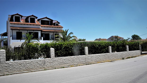 Captain's Studios & Apartments - Photo 2