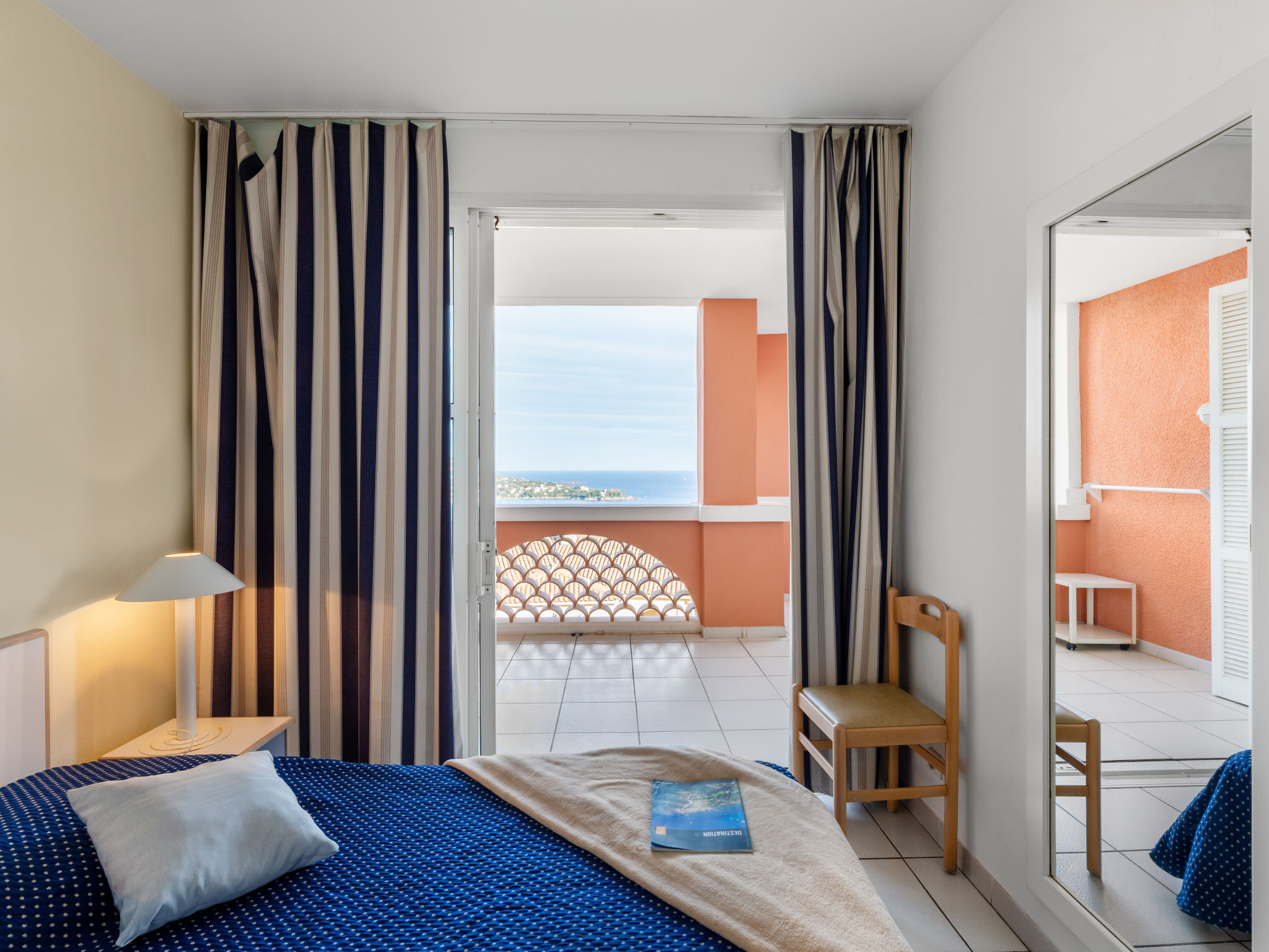 Foto 11 - Apartamento de 2 habitaciones en Saint-Raphaël con piscina y vistas al mar
