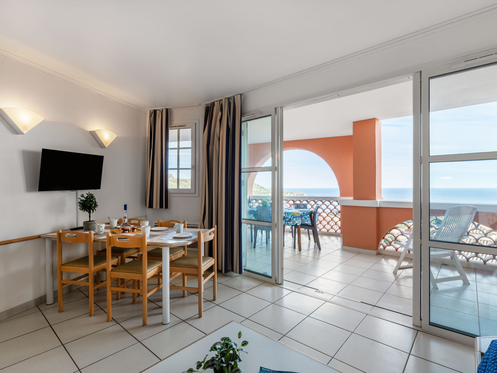 Foto 6 - Apartamento de 2 habitaciones en Saint-Raphaël con piscina y vistas al mar