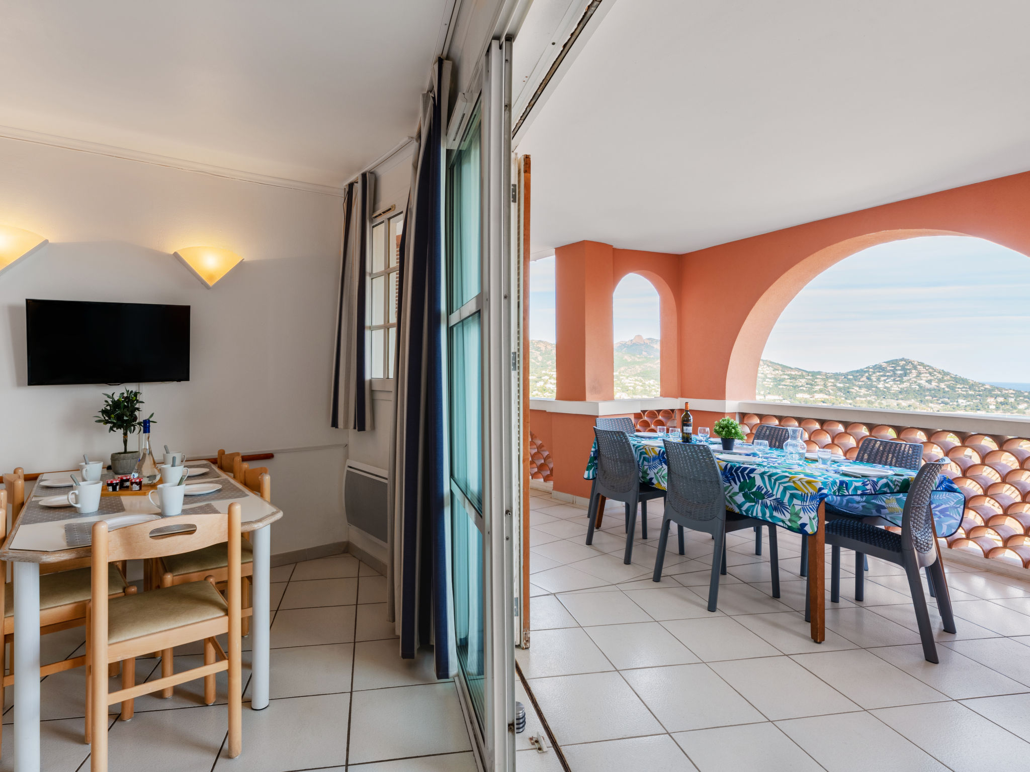 Foto 2 - Apartment mit 2 Schlafzimmern in Saint-Raphaël mit schwimmbad und blick aufs meer