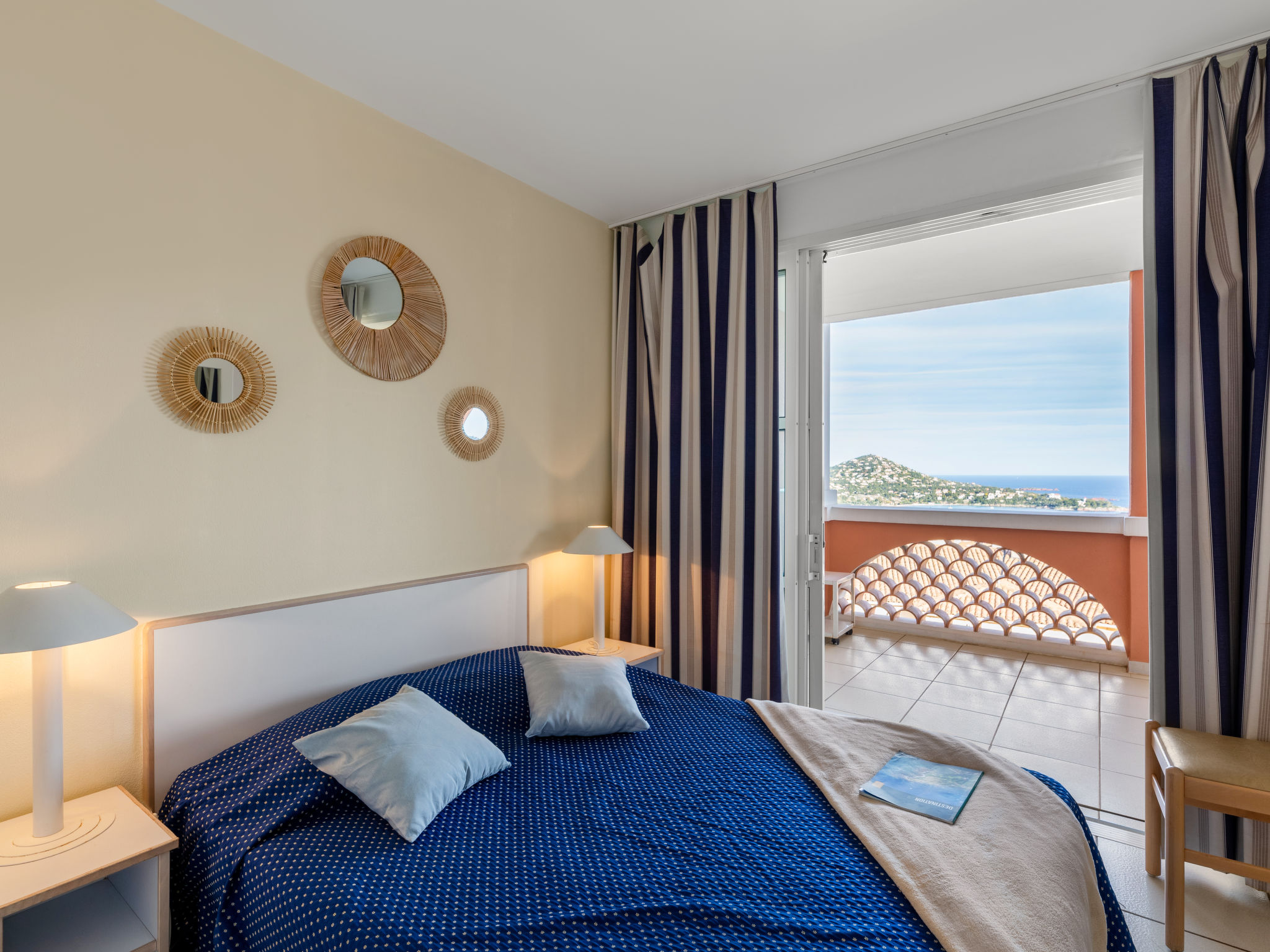 Foto 10 - Apartamento de 2 quartos em Saint-Raphaël com piscina e vistas do mar
