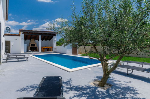 Photo 16 - Maison de 4 chambres à Svetvinčenat avec piscine privée et jardin