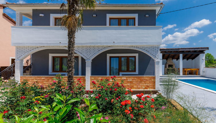 Photo 1 - Maison de 4 chambres à Svetvinčenat avec piscine privée et vues à la mer