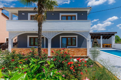 Photo 1 - Maison de 4 chambres à Svetvinčenat avec piscine privée et vues à la mer