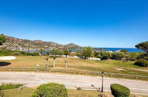 Foto 5 - Apartamento de 1 quarto em Saint-Raphaël com piscina e vistas do mar