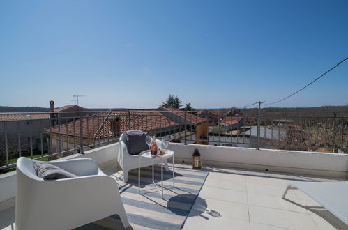 Photo 18 - Maison de 2 chambres à Brtonigla avec piscine privée et terrasse