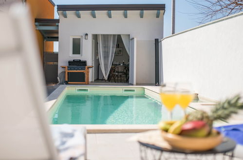 Photo 2 - Maison de 2 chambres à Brtonigla avec piscine privée et vues à la mer