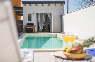 Photo 2 - Maison de 2 chambres à Brtonigla avec piscine privée et terrasse