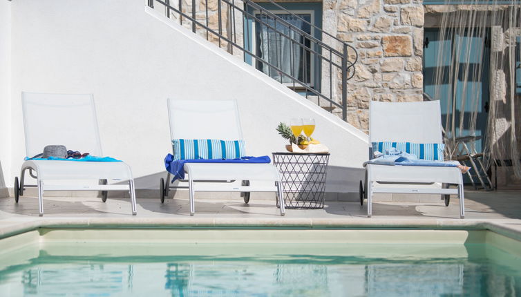 Photo 1 - Maison de 2 chambres à Brtonigla avec piscine privée et vues à la mer