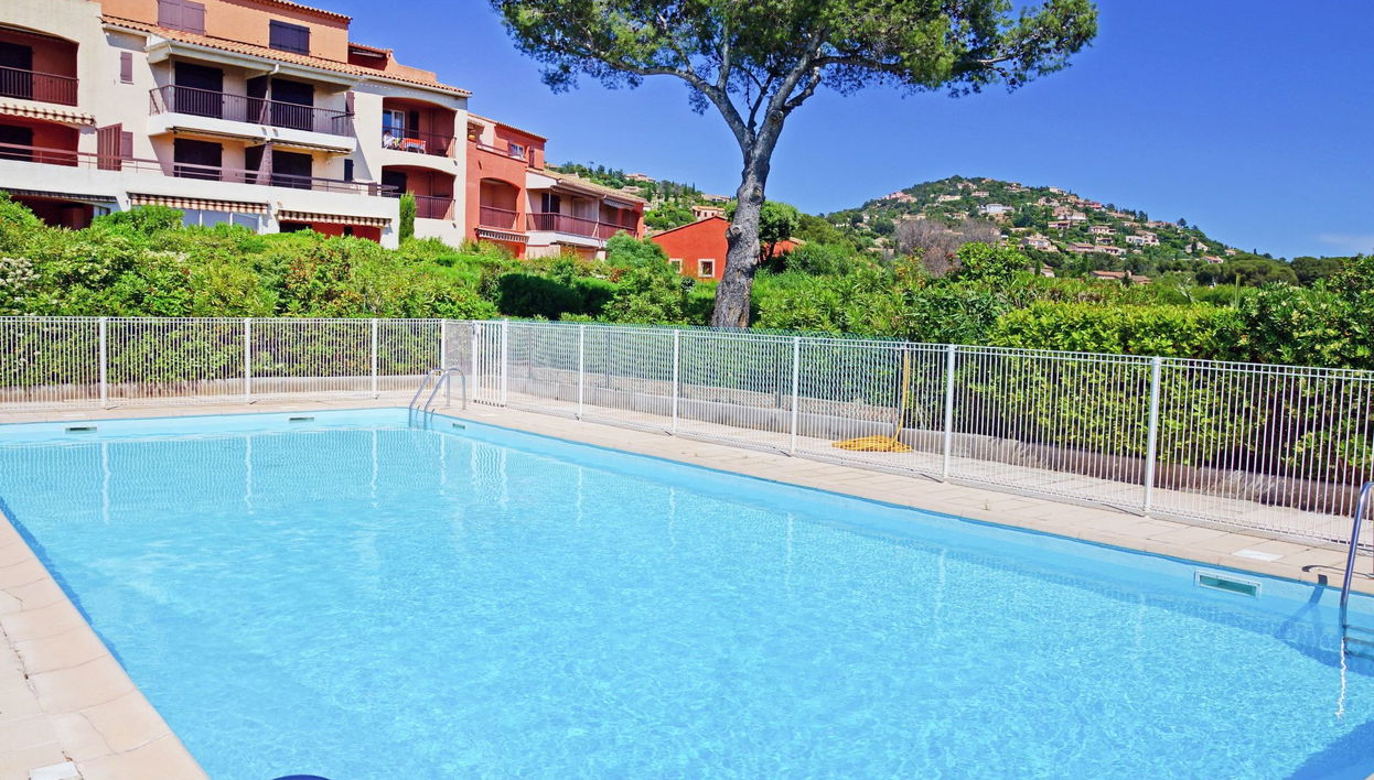 Apartment mit 1 Schlafzimmer in Saint-Raphaël mit schwimmbad und terrasse - Foto 1