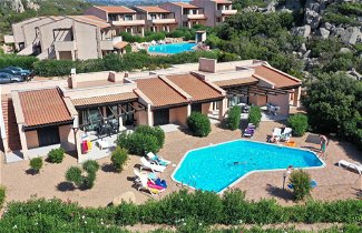 Foto 1 - Casa de 3 habitaciones en Trinità d'Agultu e Vignola con piscina y vistas al mar