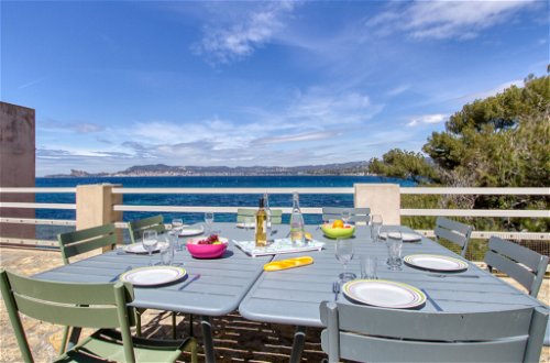 Photo 2 - 5 bedroom Apartment in Saint-Cyr-sur-Mer with garden and sea view