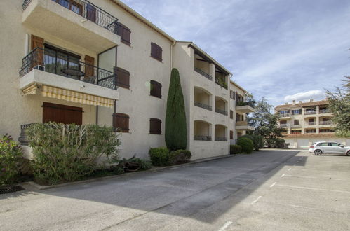 Photo 16 - Apartment in Saint-Cyr-sur-Mer with garden and terrace