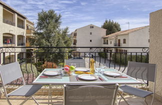 Photo 2 - Apartment in Saint-Cyr-sur-Mer with terrace and sea view