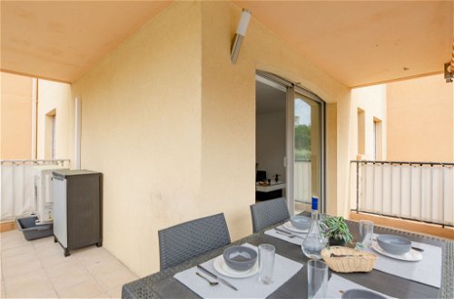 Foto 14 - Apartamento de 2 habitaciones en Sainte-Maxime con piscina y vistas al mar