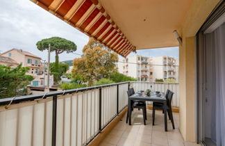 Foto 2 - Appartamento con 2 camere da letto a Sainte-Maxime con piscina e vista mare
