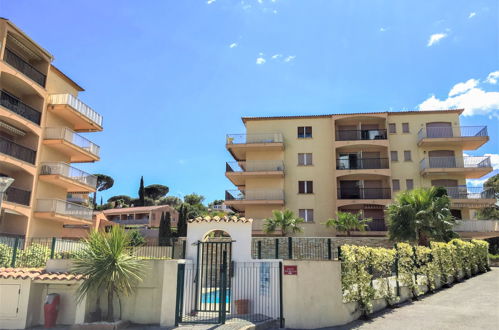 Foto 19 - Apartment mit 2 Schlafzimmern in Sainte-Maxime mit schwimmbad und blick aufs meer
