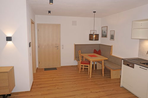 Foto 8 - Apartamento de 2 quartos em Pettneu am Arlberg com vista para a montanha