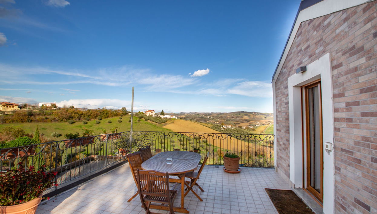 Casa de 4 quartos em Collecorvino com jardim e terraço - Foto 1